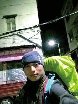 小伙从深圳步行一个月回陕西过年 遇碰瓷转身就跑