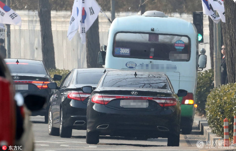 韩特检组堵门欲搜总统府 对峙5小时无功而返(图)