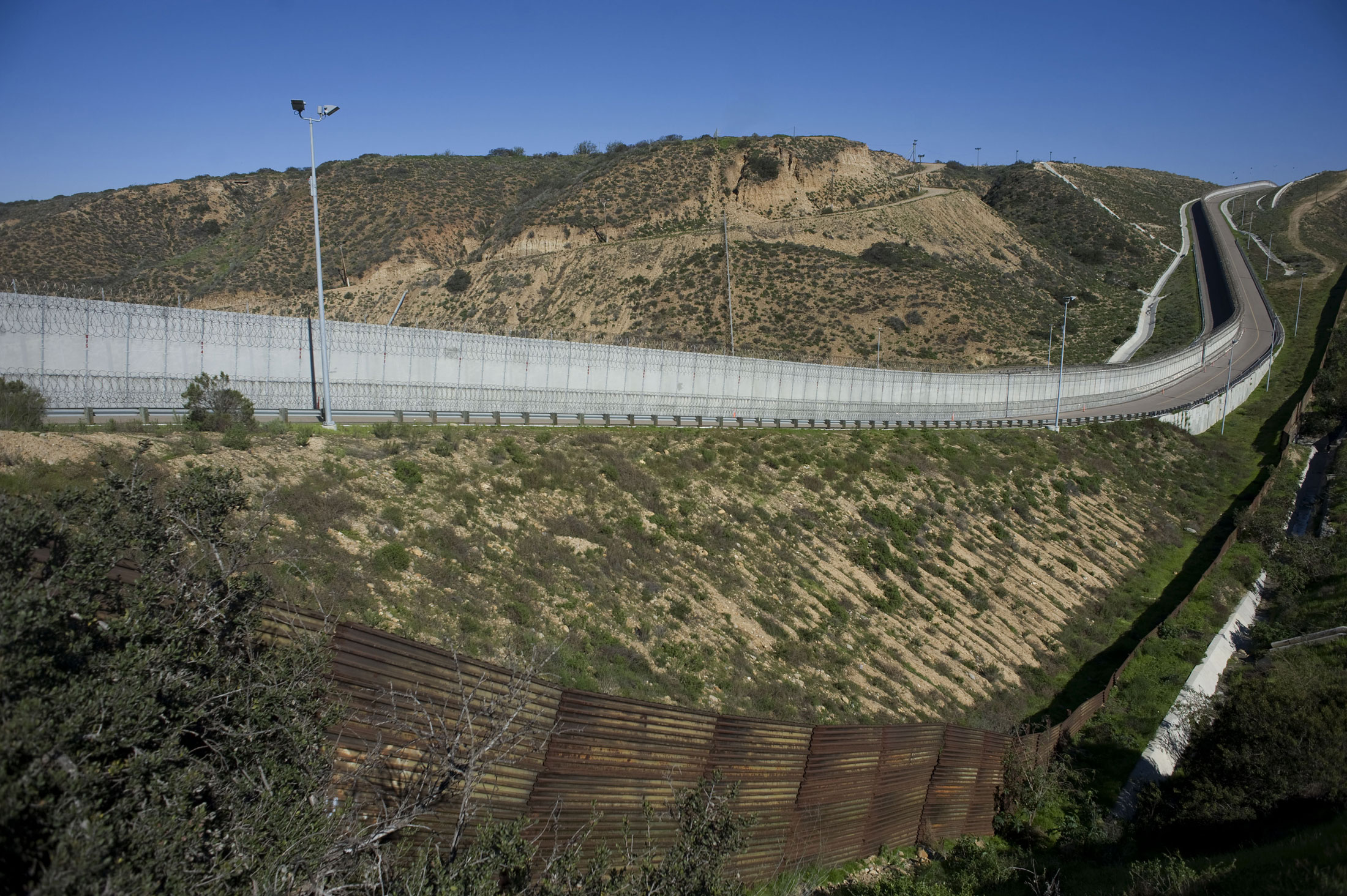 修筑美墨隔离墙缺工人 美媒：还得靠墨西哥
