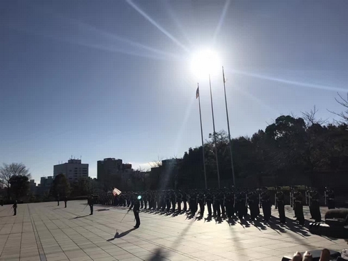 检阅仪仗队，日本女防长和美防长极不和谐