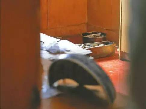 房东看到出租屋摆炭盆 报警发现90后男女死在床上