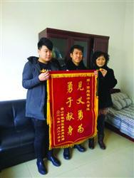 辽宁：警察路上遇冲突 一声喝退十几名持刀青年