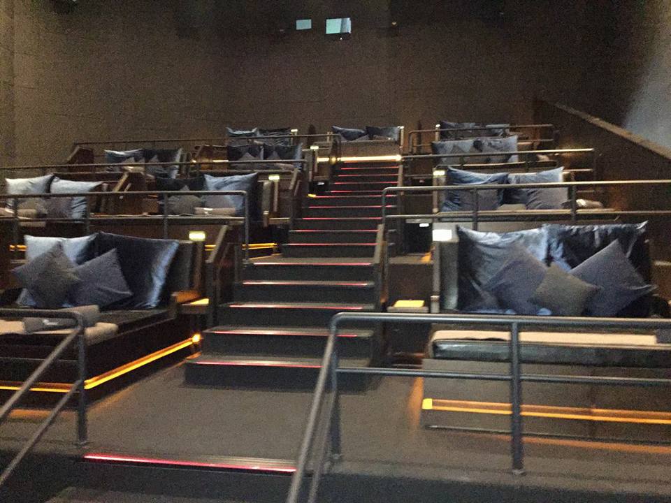 印尼女市长下令取缔电影院情侣床位：会造成通奸